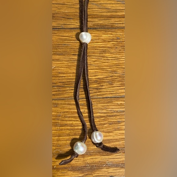 Four Pearls on dark brown suede necklace - Picture 6 of 6